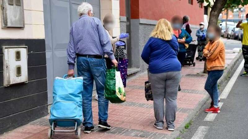 Usuarios de Servicios Sociales esperan su turno para recoger comida (Foto Arcadio Suárez/C7)